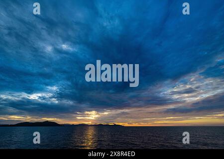 Haikou. 25 mai 2024. Cette photo prise le 25 mai 2024 montre une vue au lever du soleil dans la mer de Chine méridionale. La mer calme, les nuages colorés, le ciel étoilé de nuit, le lever et le coucher du soleil magnifiques se déroulent lentement comme un rouleau d'image dans la mer de Chine méridionale. Crédit : pu Xiaoxu/Xinhua/Alamy Live News Banque D'Images