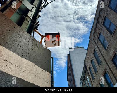 Vue sur le signal piéton, les voies surélevées et les bâtiments dans le Queens, NY Banque D'Images