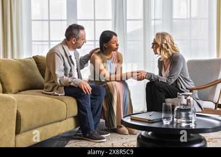 Couple adulte en thérapie familiale. Soutien psychologue féminin Banque D'Images