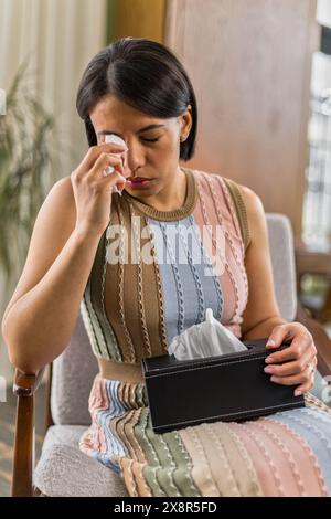 Triste femme afro-américaine en thérapie Banque D'Images