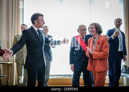 Berlin, Allemagne. 27 mai 2024. Emmanuel Macron (à gauche), Président de la République, décerne à Beate et Serge Klarsfeld le plus haut ordre du mérite français à l’Ambassade de France. Crédit : Kay Nietfeld/dpa-Pool/dpa/Alamy Live News Banque D'Images