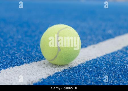 balle de paddle-tennis dans un court bleu, mise au point sélective Banque D'Images