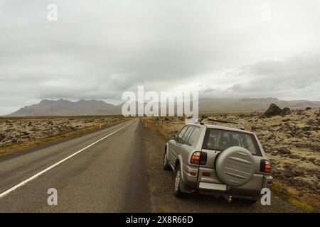 SUV sur le bord de la route en Islande. Banque D'Images