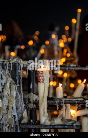 Bougies allumées dans la chapelle de la Virgen del Rocio à Almonte, Huelva Banque D'Images