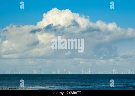 Éoliennes au large des côtes du nord du pays de Galles au parc éolien offshore de Llandudno - Gwynt y Môr. Banque D'Images