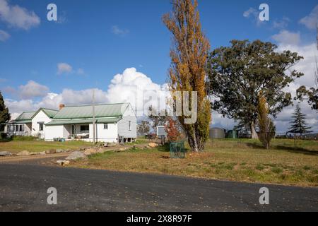 Village de Wollomombi près d'Armidale et Waterfall Way dans la région de la Nouvelle-Angleterre, maison de village rural de campagne avec la couleur de l'arbre d'automne, NSW, Australie Banque D'Images