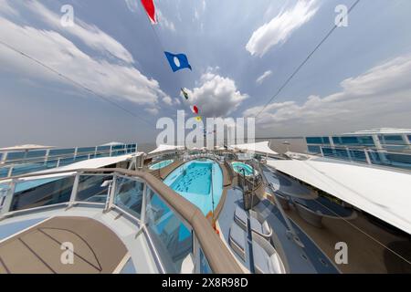 (240527) -- SHANGHAI, 27 mai 2024 (Xinhua) -- cette photo prise le 26 mai 2024 montre une vue du bateau de croisière Adora Magic City amarré au terminal de croisière international de Shanghai Wusongkou, dans l'est de la Chine, Shanghai. Depuis son voyage inaugural au début de l'année, le premier grand navire de croisière de Chine, Adora Magic City, a effectué 34 voyages et a reçu près de 150 000 touristes jusqu'à présent. Le bateau de croisière mesure 323,6 mètres de long, a un poids brut de 135 500 tonnes et peut accueillir jusqu'à 5 246 passagers dans un total de 2 125 chambres. Le nombre de pièces est equiva Banque D'Images