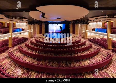 (240527) -- SHANGHAI, 27 mai 2024 (Xinhua) -- cette photo prise le 26 mai 2024 montre un théâtre du navire de croisière Adora Magic City amarré au terminal international de croisière de Shanghai Wusongkou dans l'est de la Chine Shanghai. Depuis son voyage inaugural au début de l'année, le premier grand navire de croisière de Chine, Adora Magic City, a effectué 34 voyages et a reçu près de 150 000 touristes jusqu'à présent. Le bateau de croisière mesure 323,6 mètres de long, a un poids brut de 135 500 tonnes et peut accueillir jusqu'à 5 246 passagers dans un total de 2 125 chambres. Le nombre de pièces est égal à Banque D'Images