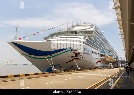 (240527) -- SHANGHAI, 27 mai 2024 (Xinhua) -- cette photo prise le 26 mai 2024 montre le bateau de croisière Adora Magic City amarré au terminal de croisière international de Shanghai Wusongkou dans l'est de la Chine Shanghai. Depuis son voyage inaugural au début de l'année, le premier grand navire de croisière de Chine, Adora Magic City, a effectué 34 voyages et a reçu près de 150 000 touristes jusqu'à présent. Le bateau de croisière mesure 323,6 mètres de long, a un poids brut de 135 500 tonnes et peut accueillir jusqu'à 5 246 passagers dans un total de 2 125 chambres. Le nombre de pièces est équivalent à fi Banque D'Images