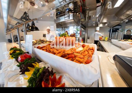 (240527) -- SHANGHAI, 27 mai 2024 (Xinhua) -- cette photo prise le 26 mai 2024 montre un restaurant sur le bateau de croisière Adora Magic City amarrant au terminal de croisière international de Shanghai Wusongkou dans l'est de la Chine Shanghai. Depuis son voyage inaugural au début de l'année, le premier grand navire de croisière de Chine, Adora Magic City, a effectué 34 voyages et a reçu près de 150 000 touristes jusqu'à présent. Le bateau de croisière mesure 323,6 mètres de long, a un poids brut de 135 500 tonnes et peut accueillir jusqu'à 5 246 passagers dans un total de 2 125 chambres. Le nombre de pièces est de Banque D'Images