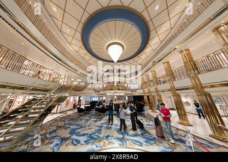 (240527) -- SHANGHAI, 27 mai 2024 (Xinhua) -- cette photo prise le 26 mai 2024 montre une vue intérieure du bateau de croisière Adora Magic City amarré au terminal de croisière international de Shanghai Wusongkou dans l'est de la Chine Shanghai. Depuis son voyage inaugural au début de l'année, le premier grand navire de croisière de Chine, Adora Magic City, a effectué 34 voyages et a reçu près de 150 000 touristes jusqu'à présent. Le bateau de croisière mesure 323,6 mètres de long, a un poids brut de 135 500 tonnes et peut accueillir jusqu'à 5 246 passagers dans un total de 2 125 chambres. Le nombre de pièces Banque D'Images