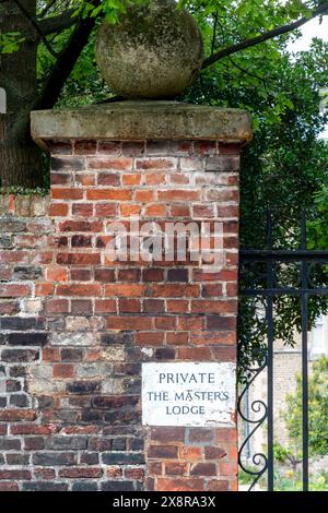 La porte en fer forgé à l'entrée du Masters Lodge, Jesus College, Cambridge University, Jesus Lane, Cambridge, Angleterre, Royaume-Uni Banque D'Images