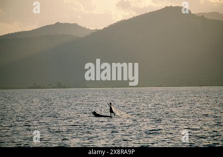 Garçon dans le filet de coulée de canot, près de Ywama. Prise en 1996, lac Inle, État de Shan, Myanmar Banque D'Images