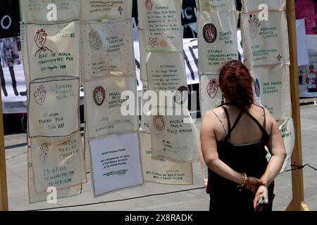Non exclusif : une femme regarde l'exposition des noms de personnes disparues brodés sur du tissu, dans le cadre de la protestation pour les parents disparus en moi Banque D'Images