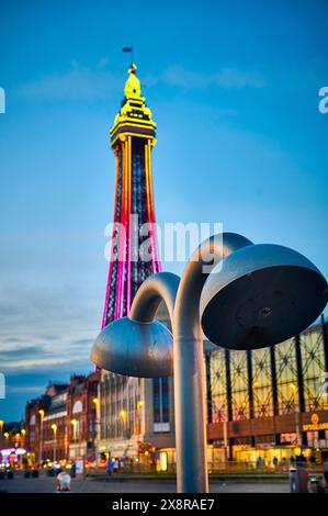 Douche de plage et Blackpool Tower au crépuscule Banque D'Images