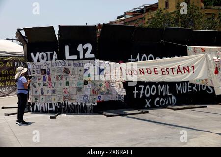 Non exclusif : une femme regarde l'exposition des noms de personnes disparues brodés sur du tissu, dans le cadre de la protestation pour les parents disparus en moi Banque D'Images