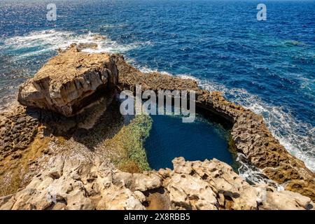 Blue Hole Viewpoint Dwejra Bay, formation rocheuse sur la mer Méditerranée. Fenêtre en arc naturel dans la roche. Île de Gozo Malte. Banque D'Images