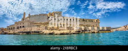 Fort Angelo, symbole de la résilience de Malte, majestueux murs de pierre, témoin silencieux de la riche histoire. Port à Birgu. Malte Banque D'Images