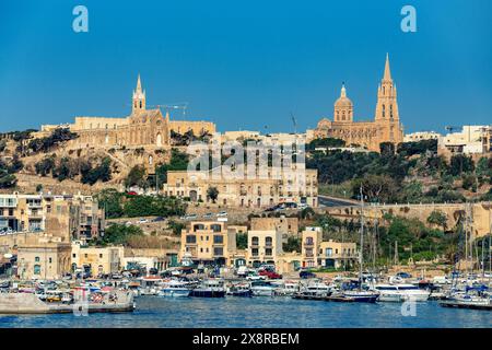 Front de mer animé de Mgarr sur l'île de Gozitan, un centre maritime pittoresque présentant l'attrait irrésistible de Malte en tant que paradis méditerranéen. Malte Travel de Banque D'Images