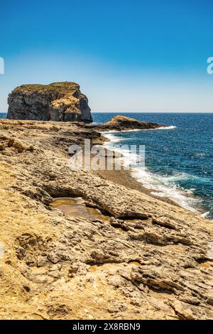 Tilt Rock il, point de vue dans la baie de Dwejra, formation rocheuse sur la mer Méditerranée. Île de Gozo Malte. Banque D'Images