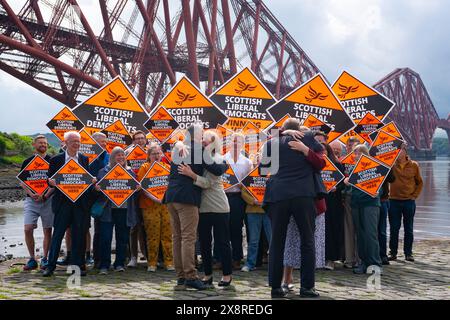 North Queensferry, Écosse, Royaume-Uni. 27 mai 2024. Sir Ed Davey, chef du parti libéral démocrate, rejoint Alex Cole-Hamilton, chef du parti écossais pour le lancement de la campagne du Parti libéral démocrate écossais dans le nord du Queensferry. Iain Masterton/Alamy Live News Banque D'Images