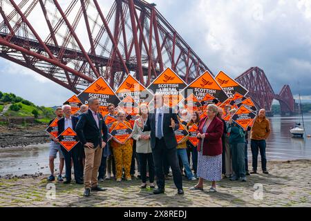 North Queensferry, Écosse, Royaume-Uni. 27 mai 2024. Sir Ed Davey, chef du parti libéral démocrate, rejoint Alex Cole-Hamilton, chef du parti écossais pour le lancement de la campagne du Parti libéral démocrate écossais dans le nord du Queensferry. Iain Masterton/Alamy Live News Banque D'Images