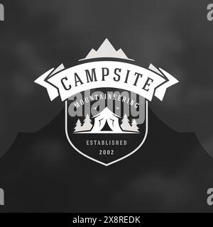 Illustration vectorielle d'emblème de logo de camping forestier. Loisirs d'aventure en plein air, pins et chemise silhouettes de tente de camp, timbre d'impression. Typographie vintage Illustration de Vecteur