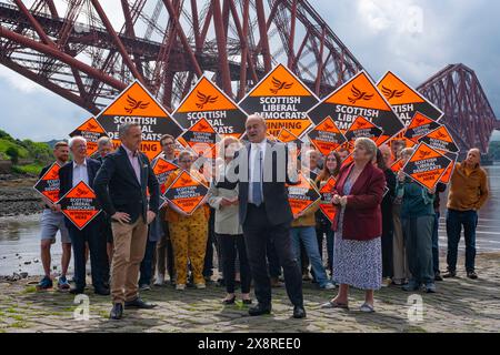 North Queensferry, Écosse, Royaume-Uni. 27 mai 2024. Sir Ed Davey, chef du parti libéral démocrate, rejoint Alex Cole-Hamilton, chef du parti écossais pour le lancement de la campagne du Parti libéral démocrate écossais dans le nord du Queensferry. Iain Masterton/Alamy Live News Banque D'Images