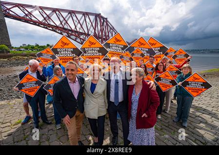 North Queensferry, Écosse, Royaume-Uni. 27 mai 2024. Sir Ed Davey, chef du parti libéral démocrate, rejoint Alex Cole-Hamilton, chef du parti écossais pour le lancement de la campagne du Parti libéral démocrate écossais dans le nord du Queensferry. Iain Masterton/Alamy Live News Banque D'Images