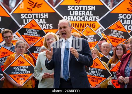 North Queensferry, Écosse, Royaume-Uni. 27 mai 2024. Sir Ed Davey, chef du parti libéral démocrate, rejoint Alex Cole-Hamilton, chef du parti écossais pour le lancement de la campagne du Parti libéral démocrate écossais dans le nord du Queensferry. Iain Masterton/Alamy Live News Banque D'Images