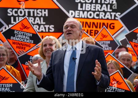 North Queensferry, Écosse, Royaume-Uni. 27 mai 2024. Sir Ed Davey, chef du parti libéral démocrate, rejoint Alex Cole-Hamilton, chef du parti écossais pour le lancement de la campagne du Parti libéral démocrate écossais dans le nord du Queensferry. Iain Masterton/Alamy Live News Banque D'Images