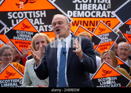 North Queensferry, Écosse, Royaume-Uni. 27 mai 2024. Sir Ed Davey, chef du parti libéral démocrate, rejoint Alex Cole-Hamilton, chef du parti écossais pour le lancement de la campagne du Parti libéral démocrate écossais dans le nord du Queensferry. Iain Masterton/Alamy Live News Banque D'Images