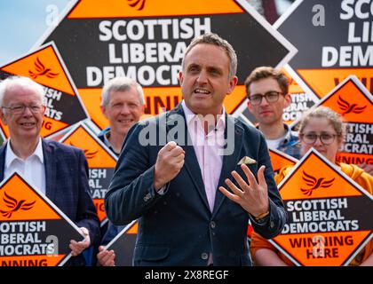 North Queensferry, Écosse, Royaume-Uni. 27 mai 2024. Sir Ed Davey, chef du parti libéral démocrate, rejoint Alex Cole-Hamilton, chef du parti écossais pour le lancement de la campagne du Parti libéral démocrate écossais dans le nord du Queensferry. Iain Masterton/Alamy Live News Banque D'Images