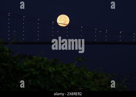 Pleine lune sur le pont du Bosphore la nuit. La pleine lune lumineuse domine le ciel. Parfait pour les thèmes liés à l'astronomie, phases lunaires. Banque D'Images