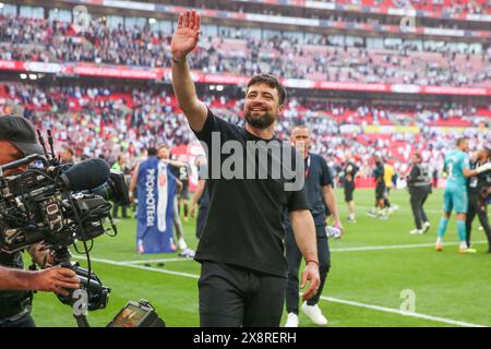 Russell Martin, manager de Southampton, célèbre les gestes à la foule lors de la finale des Play-Off du Leeds United FC v Southampton FC SKY Bet EFL Championship au stade de Wembley, Londres, Angleterre, Royaume-Uni le 26 mai 2024 Banque D'Images