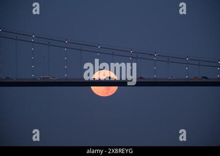 Pleine lune sur le pont du Bosphore la nuit. La pleine lune lumineuse domine le ciel. Parfait pour les thèmes liés à l'astronomie, phases lunaires. Banque D'Images