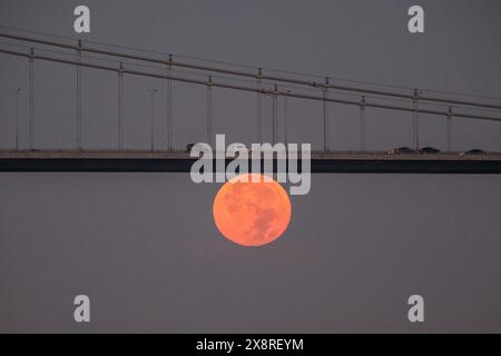 Pleine lune sur le pont du Bosphore la nuit. La pleine lune lumineuse domine le ciel. Parfait pour les thèmes liés à l'astronomie, phases lunaires. Banque D'Images