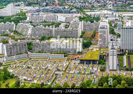 Olympiadorf, Blick vom Olympiaturm, München, mai 2024 Deutschland, München, mai 2024, Olympiadorf von oben, Blick von der Aussichtsplattform des Olympiaturms in 192 Metern, das Olympische Dorf wurde 1972 zu den Olympischen Sommerspielen gebaut, ist heute ein sehr Beliebtes Wohnviertel, steht unter Ensembleschutz, Architektur, Bayern, bayerisch, *** Village Olympique, vue depuis la Tour Olympique, Munich, mai 2024 Allemagne, Munich, mai 2024, village olympique D'en haut, vue depuis la plate-forme d'observation de la Tour Olympique à 192 mètres, le village Olympique a été construit en 1972 pour les Jeux Olympiques d'été, i. Banque D'Images