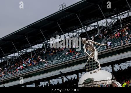 Indianapolis, États-Unis. 1er janvier 2000. Le trophée Borg Warner est présenté alors que les fans de course sont évacués des tribunes avant l'Indy 500 de 2024 au circuit automobile d'Indianapolis. Crédit : SOPA images Limited/Alamy Live News Banque D'Images