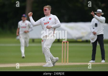 Canterbury, Angleterre. 27 mai 2024. Simon Harmer célèbre avoir pris le guichet de Harry Finch lors de la quatrième journée du match de la Division 1 du Championnat Vitality County entre Kent County Cricket Club et Essex County Cricket Club au Spitfire Ground, St Lawrence à Canterbury. Kyle Andrews/Alamy Live News. Banque D'Images