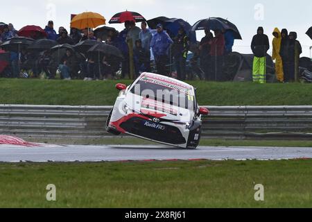 Une sortie spectaculaire de Nelson, Andrew Watson, Toyota Corolla GR Sport, sur deux roues, Toyota Gazoo Racing UK, BTCC, British Touring car Championship, ro Banque D'Images