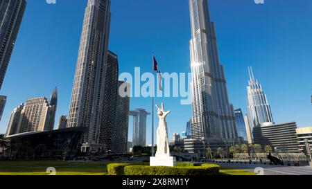 Monument avec geste de la main désignant victoire, victoire, amour. Action. Dubaï, Émirats arabes Unis, architecture et agitant le drapeau. Banque D'Images
