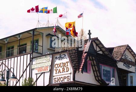 Colorado, États-Unis, approx. 1987. Vue extérieure d'un restaurant local, avec drapeaux de différentes Nations agitant sur le dessus. Banque D'Images