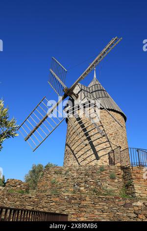 Moulin à vent restauré dans la ville balnéaire méditerranéenne de Collioure dans le département des Pyrénées-Orientales, France Banque D'Images