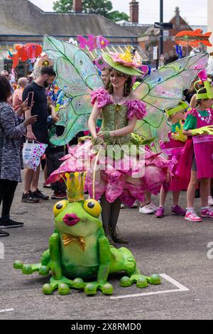 Whitley Bay Carnival 2024 à North Tyneside, Royaume-Uni. Défilez à travers la ville, avec le personnage costumé d'une fée avec une grenouille. Banque D'Images