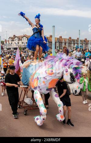 Whitley Bay Carnival 2024 à North Tyneside, Royaume-Uni. Défilez dans la ville, avec des personnages costumés dont un cavalier nu et des marionnettes géantes. Banque D'Images