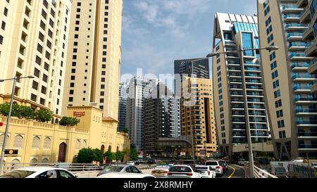 Riyad - Arabie Saoudite, 05 septembre 2023 : centre-ville de Riyad avec paysage de quartier de la ville. Action. route avec trafic. Banque D'Images