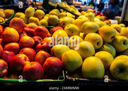 Tas de pommes dans un magasin de fruits et légumes au marché Bolhao, marché de nourriture de rue à Porto ou Porto, Portugal Banque D'Images