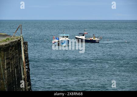 Deux petits bateaux de pêche à l'extérieur du port de Porthgain, Pembrokeshire, pays de Galles, Royaume-Uni Banque D'Images