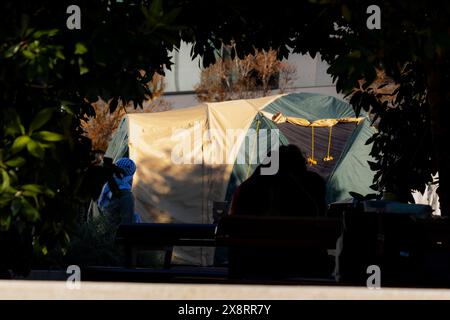 Canberra, Australie. 27 mai 2024. Un campement pro-palestinien est vu à l'Université nationale australienne (ANU) à Canberra, Australie, le 27 mai 2024. Les manifestants étudiants ont défié l'ordre de quitter un campement pro-palestinien à l'ANU. Lundi, l'ANU a officiellement ordonné aux manifestants de faire leurs valises et de quitter le campement sur son campus principal dans la banlieue nord de Canberra, invoquant de graves problèmes de sécurité que le camp bloque un site d'évacuation d'urgence. Crédit : Xinhua/Alamy Live News Banque D'Images